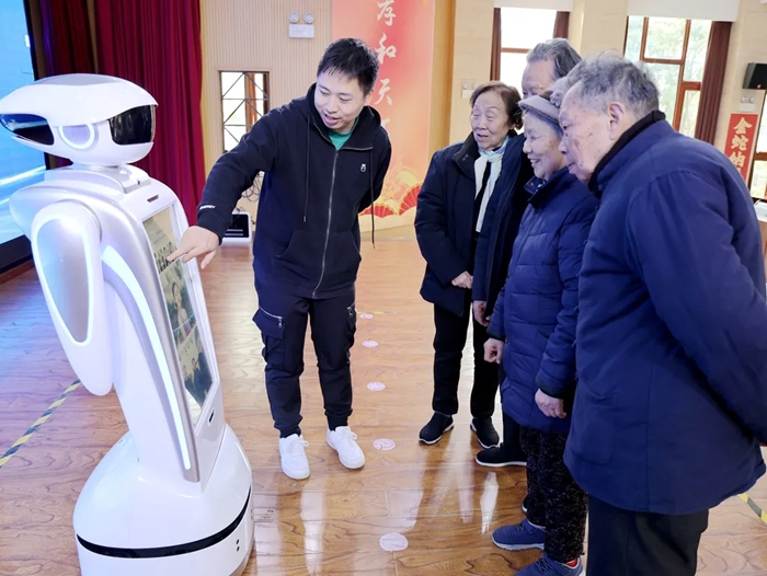 老人們與機器人“裴裴”互動。重慶市第一社會福利院供圖