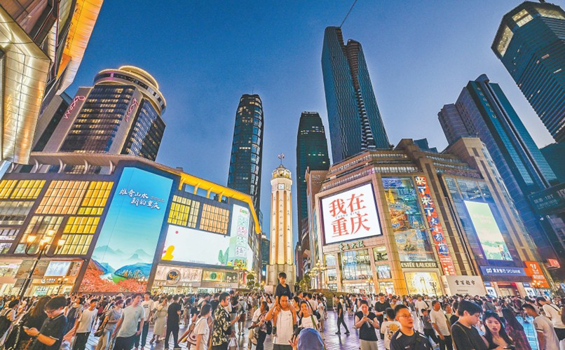 2025年8月12日，渝中區解放碑，眾多游客在此拍照留影。首席記者 龍帆 攝/視覺重慶