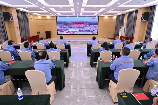 西南鋁組織員工收看紀念中國人民抗日戰爭暨世界反法西斯戰爭勝利80周年大會和盛大閱兵儀式直播。李影攝