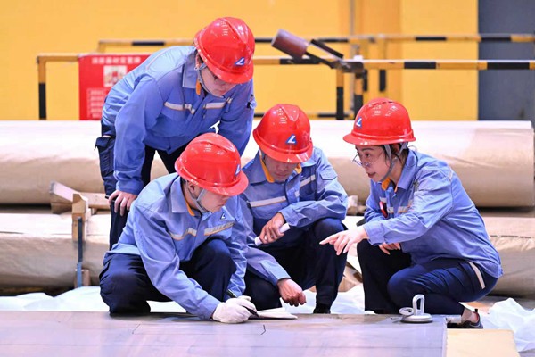 西南鋁技術員在商討板材優化工藝改進。李影攝