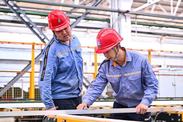 西南鋁員工檢查鋁型材尺寸。李影攝