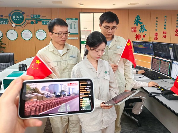 9月3日，在國網永川供電公司變電集控站，工作人員在監測工作之余收看紀念大會和閱兵儀式直播。雷柳攝