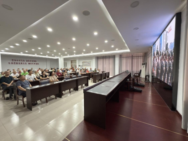 離退休干部集中收看閱兵儀式直播。宋文勵攝