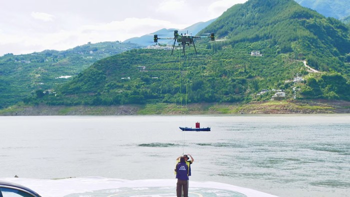 無人機正在等待運輸脆李。巫山縣委宣傳部供圖