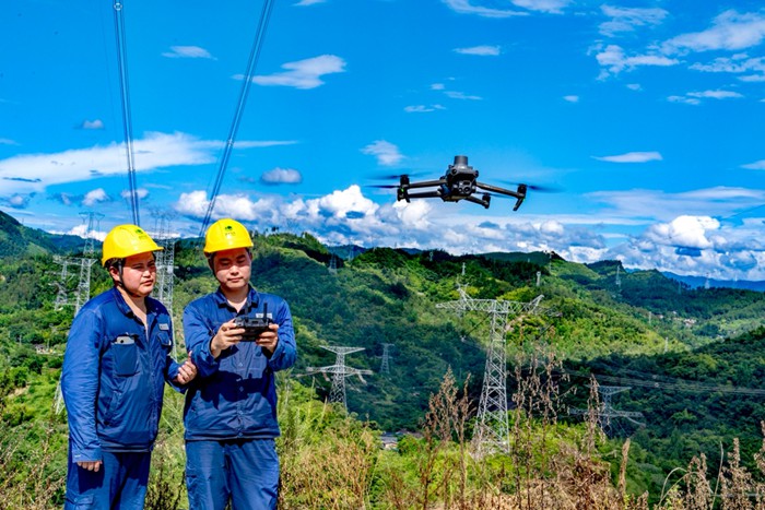 國網重慶超高壓公司輸電運檢人員在±800千伏金塘線利用無人機開展紅外測溫工作。受訪單位供圖