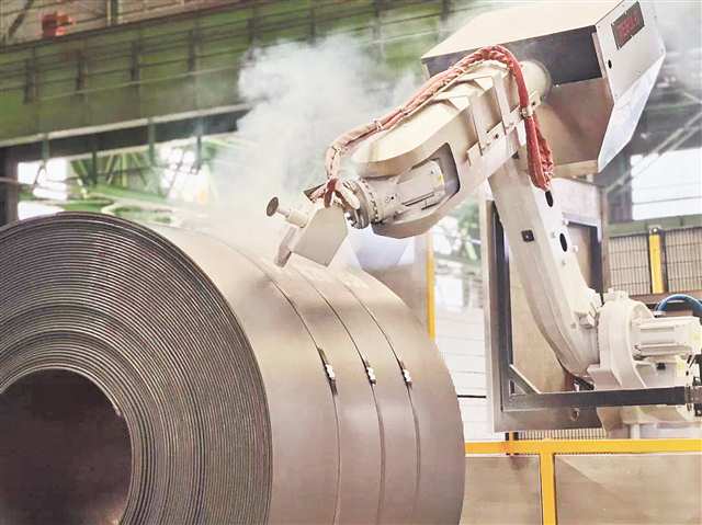 重慶鋼鐵股份有限公司的智能機器人為軋制好的產品烙印生產信息。（受訪者供圖）