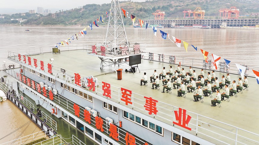 九月三日，南岸區，武警重慶總隊船艇支隊官兵在躉船甲板上收看直播。特約攝影 郭旭\視覺重慶