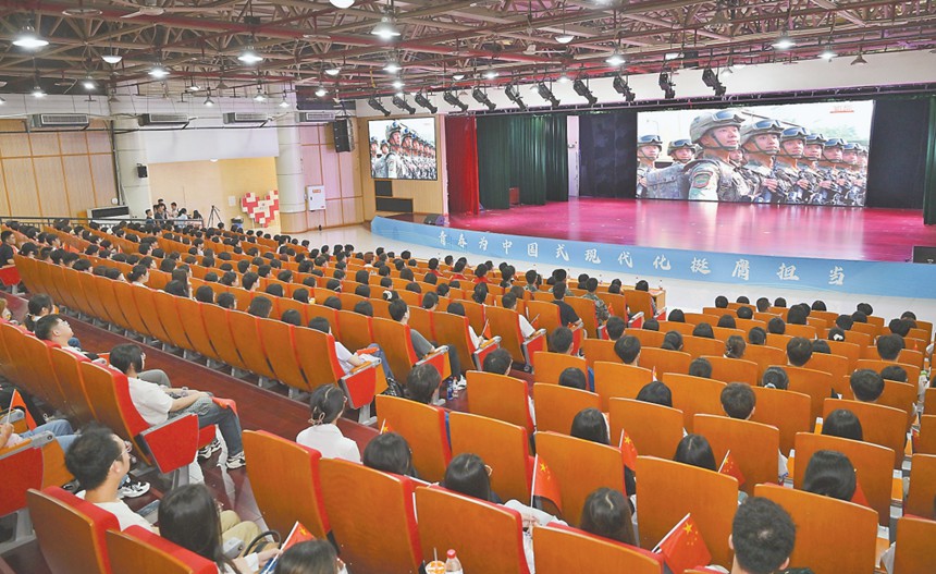 九月三日，西南大學圓頂報告廳，師生們在收看直播。記者 張春曉 攝\視覺重慶