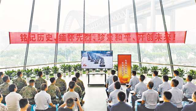 九月三日,江北區川江航運文化園,退役軍人代表、民兵代表、消防救援人員、群眾代表正在收看紀念中國人民抗日戰爭暨世界反法西斯戰爭勝利八十周年大會直播。記者 崔力 攝\視覺重慶