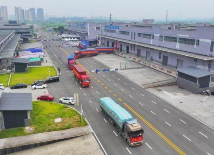 9月4日,重慶西永綜合保稅區,“重慶西永—東盟跨境專線”開通發車。首席記者 龍帆 攝