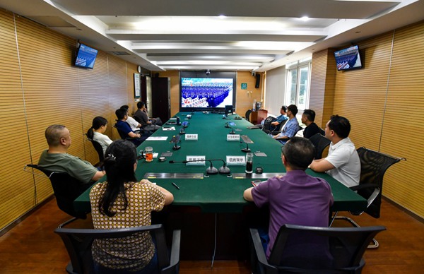 9月3日,國網重慶江津供電公司組織應急值班員工收看紀念大會和閱兵儀式直播。王化全攝