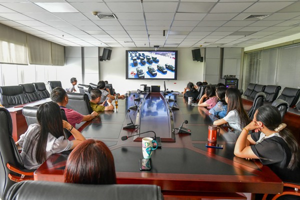 9月3日,國網重慶江津供電公司組織機關部室員工收看紀念大會和閱兵儀式直播。王化全攝