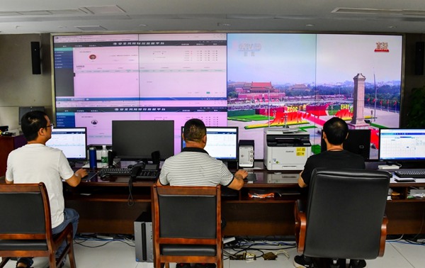 9月3日,國網重慶江津供電公司安監部督查員工利用工作間隙收看紀念大會和閱兵儀式直播。王化全攝