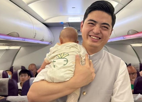 西部航空乘務員為旅客照顧嬰兒。西部航空供圖