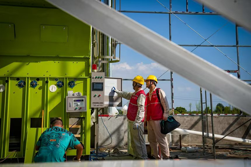 電力人員對農機設備進行安全檢查。國網永川供電公司供圖