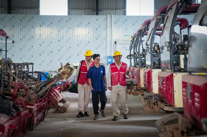 電力人員對農機設備進行安全檢查，並了解村民用電需求。國網永川供電公司供圖