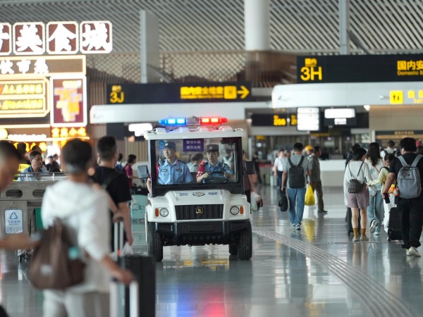 航站樓內見警燈。重慶市公安局機場分局供圖