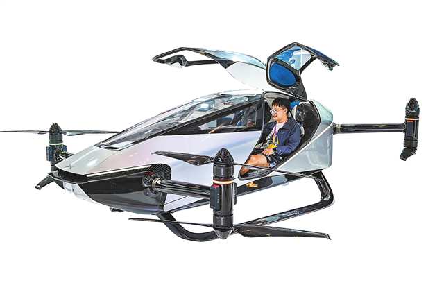 9月4日,媒體記者在智博會現場參觀體驗智能電動垂直起降飛行器。新華社發