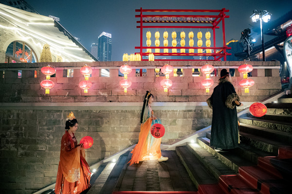 市民、游客参与“十八梯打灯笼步步高”春节活动。渝中区委宣传部供图