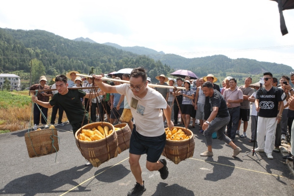 村民们正在参加挑苞谷比赛。胡程摄