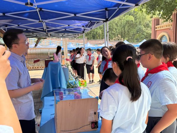 有趣的科普展位吸引学生驻足观看。陈俊摄