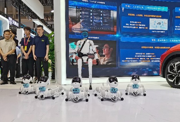 中國移動展出的四足機器狗與人形機器人。徐粘琴攝