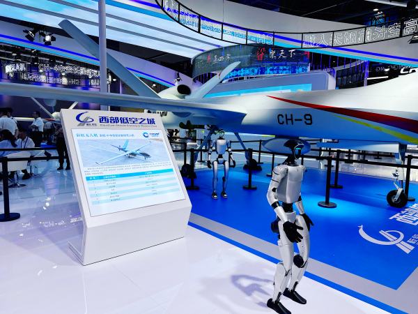 無人機與智能機器人“迎客”。黃亞輝攝