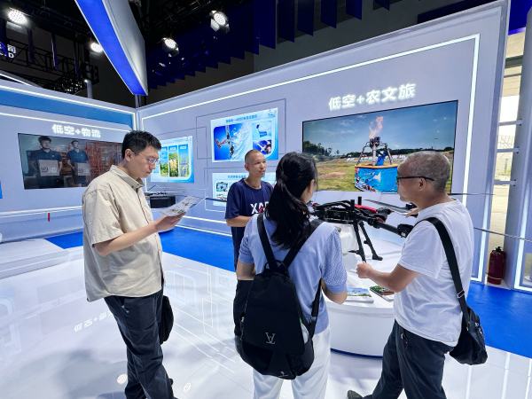 客商了解梁平區低空經濟應用場景。黃亞輝攝