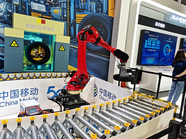 中移物聯現場以輪胎行業為例，展示AI+數智生產成果。徐粘琴攝