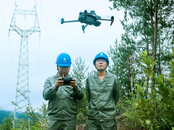 國網重慶城口供電公司輸電運檢班員工採用“無人機+人工”的方式巡檢110千伏竹城線51號塔。鄧芝華攝