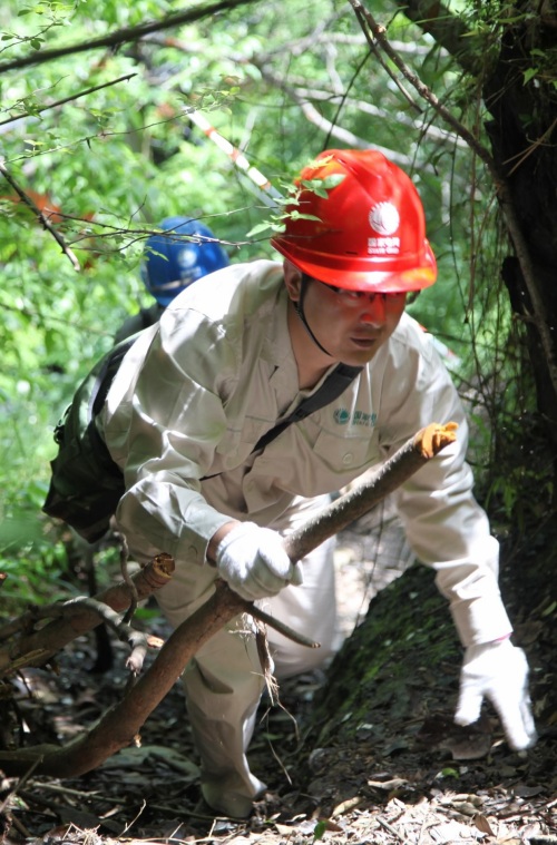 國網重慶城口供電公司員工前往220千伏華城線195號塔巡檢。易代超攝
