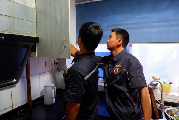 入户开展燃气安全检查。重庆燃气集团供图