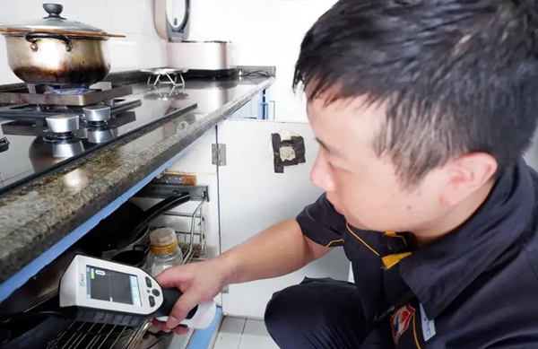 入户开展燃气安全检查。重庆燃气集团供图