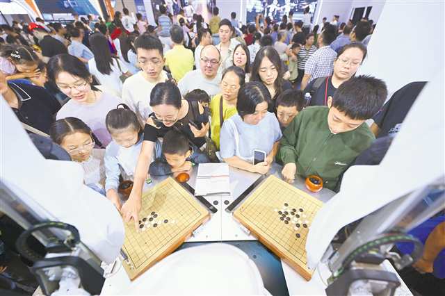 九月六日,孩子与机器人对弈,感受科技魅力。记者 谢智强 摄\视觉重庆