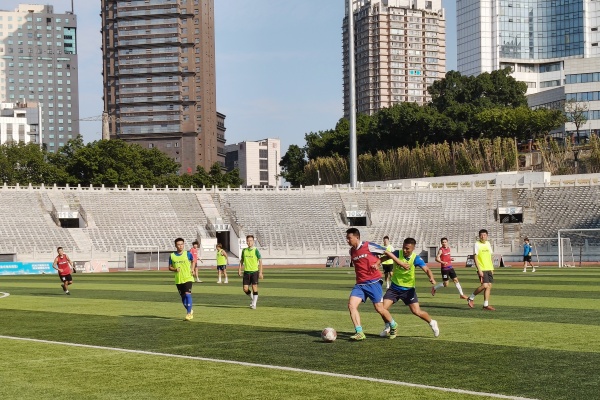 烈日当空，渝中队全力备战。任峰摄