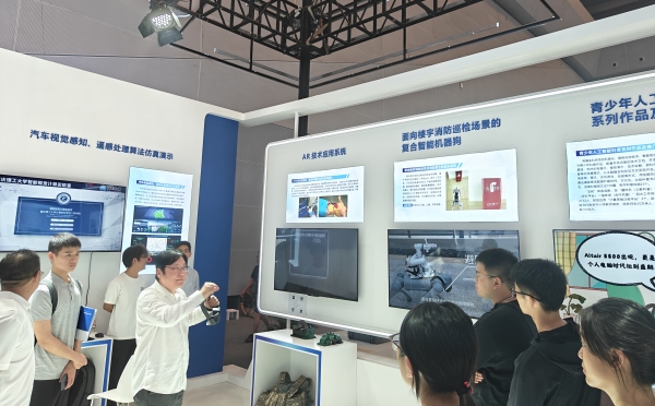 团队向观众详细介绍产品。重庆理工大学供图