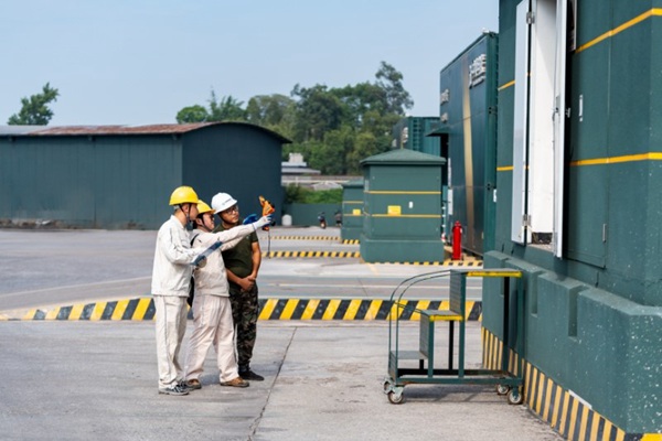 電力人員對配電設施進行安全檢查。國網重慶永川供電公司供圖
