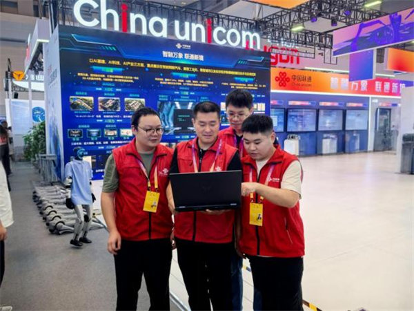 工作人员进行网络调试。重庆联通供图