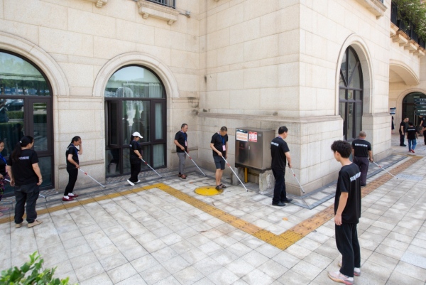 开展中途失明者户外定向行走训练，助力融入社会。渝北区残联供图