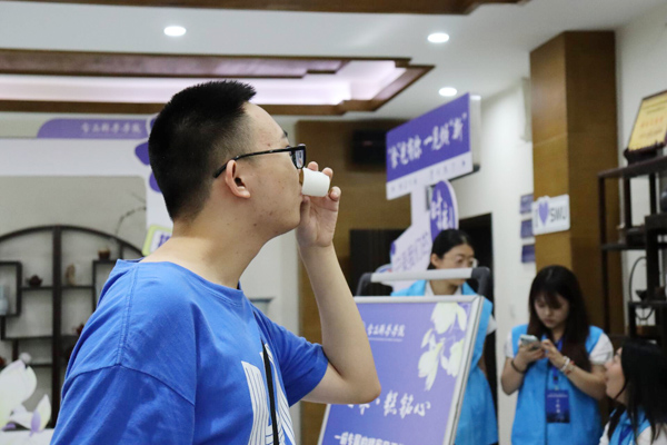 新生品嘗老鷹茶。西南大學供圖