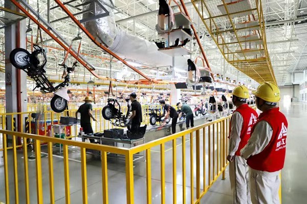 電力人員對用電設備進行安全巡視。國網永川供電公司供圖