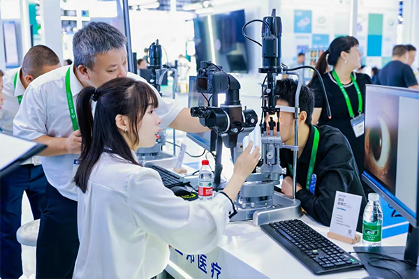 劉夏露在展區分享設備運用。重慶南坪愛爾眼科醫院供圖