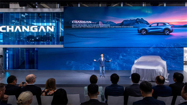 中国长安汽车集团党委副书记、董事、总经理赵非介绍相关情况。长安汽车供图