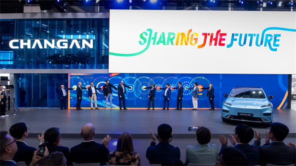 10国经销商上台共同点亮欧洲10国市场版图。长安汽车供图