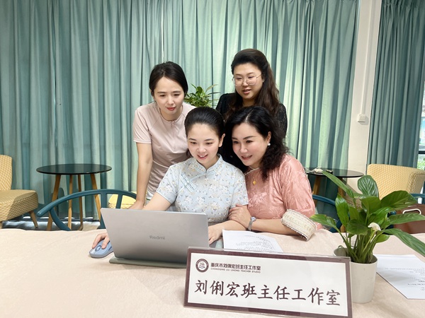 肖堯（前排左一）。重慶市巴蜀藍湖郡小學校供圖