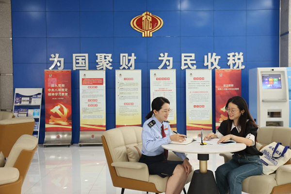 图为保税分局涉外专业服务团队“面对面”为辖区企业办税人员讲解对外支付备案和非居民企业所得税扣缴申报流程。重庆市税务局保税区税务分局供图