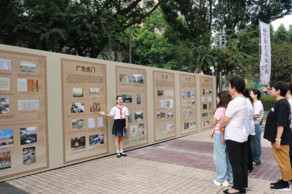 “阳光少年团”小小讲解员为参观群众讲解禁毒知识。主办方供图