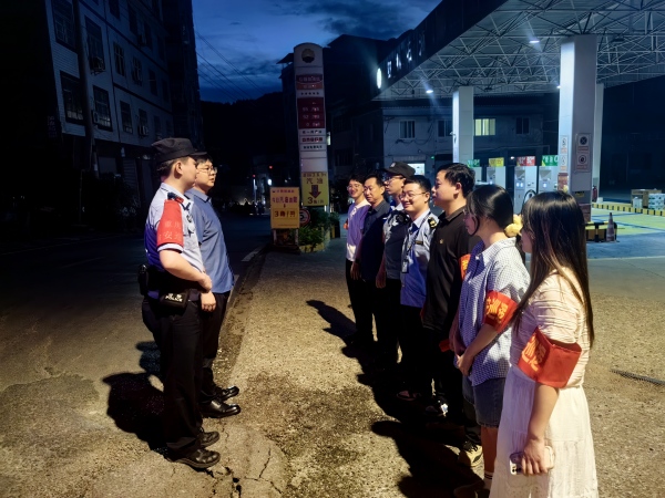 红狮镇网格夜巡小队开展重点区域巡查。红狮镇供图  网格赋能 智治体系“聚势增效”