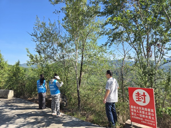 红狮镇网格员开展森林防护检查和劝导。红狮镇供图