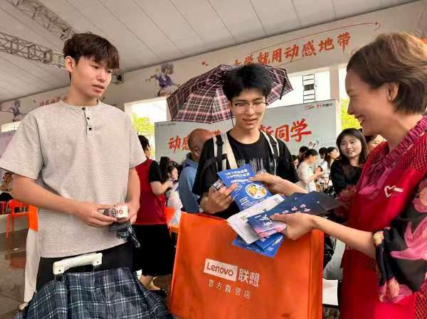 志愿者向新生发放反诈宣传资料。主办方供图